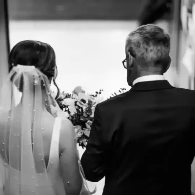 Padre versus Padrastro Papá versus padrastro: cómo manejar los diferentes roles en la boda de la hija.
